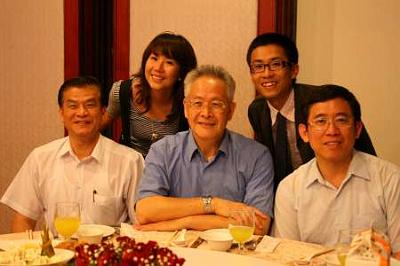 2009 (37).jpg - May 15, 2009 靜宜研究所謝師宴(老師與學生們合影)
